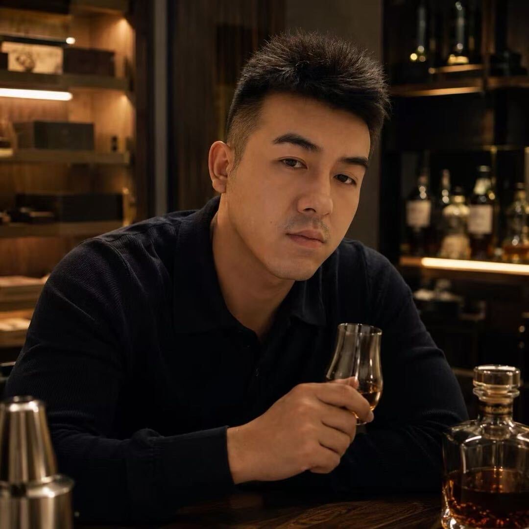 吴昊手持威士忌闻香杯